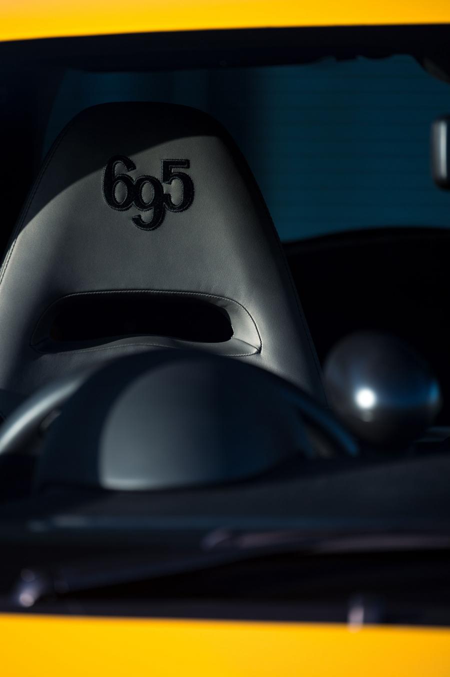 Детали интерьера Abarth 695 Biposto Record (312) 2015 года  (UK) (фото 21 из 31)